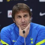 Lý Do Antonio Conte Đến Muộn Trong Họp Báo?